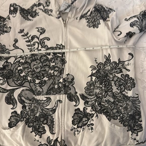 Zip-up hoodie, light weight, bought at urban outfitters - Picture 3 of 5